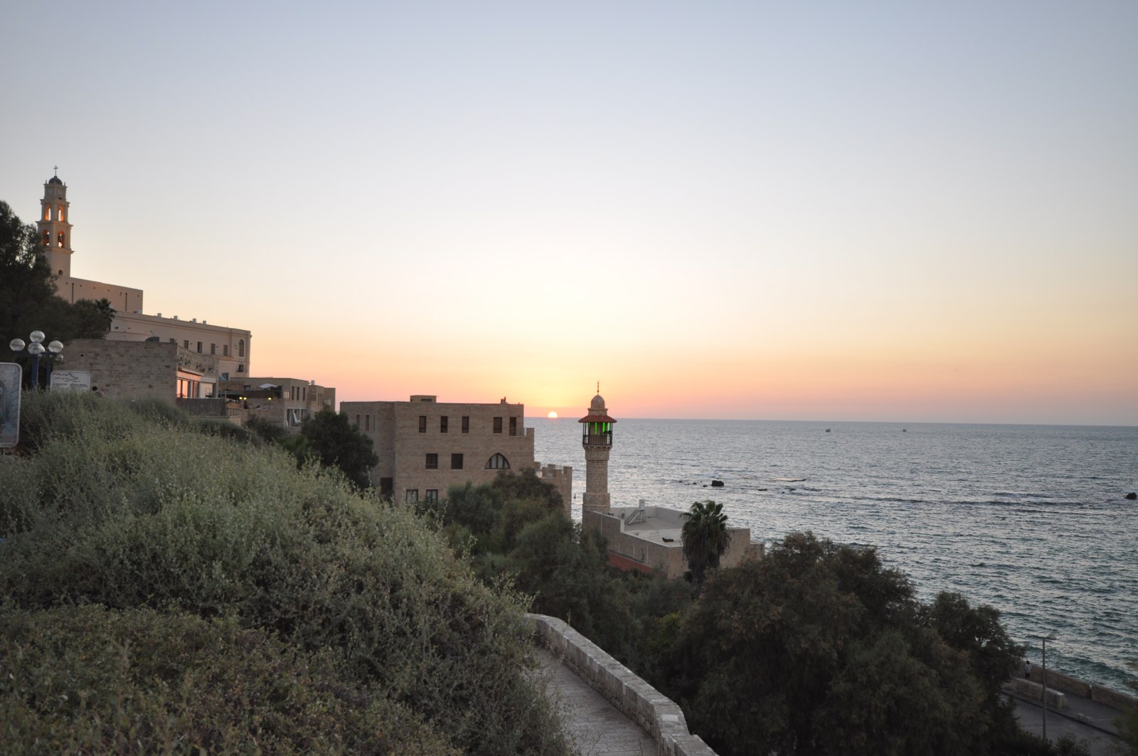 يافا القديمة ومئذنة جامع البحر عند الغروب